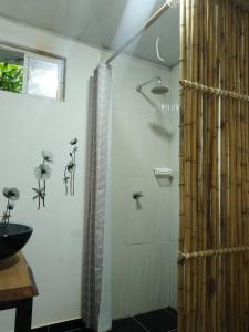 ein Badezimmer mit Dusche und Waschbecken in der Unterkunft Tiny House Serendipia - Caserío El Puente -Villeta in Villeta