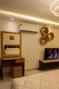 Et tv og/eller underholdning på Luxury Studio, pool, Private beach & close to Airport