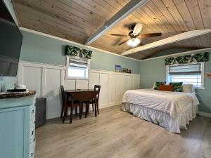 Ένα ή περισσότερα κρεβάτια σε δωμάτιο στο Palm Paradise Retreat