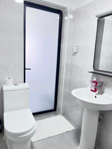 Un baño de Brickford heights kilimani 13 fotos más