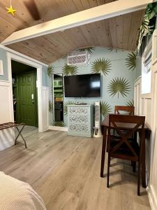 Μια τηλεόραση ή/και κέντρο ψυχαγωγίας στο Palm Paradise Retreat