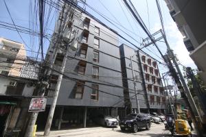 El barrio en el que está el hostal o un barrio cercano