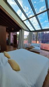 a large bed in a room with a large window at Tu Casa de Campo - Confort, Hogar & Naturaleza in Estancia Grande