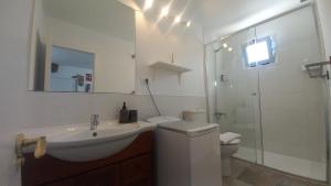 ein Badezimmer mit Waschbecken, Toilette und Dusche in der Unterkunft Villa Star in Agaete