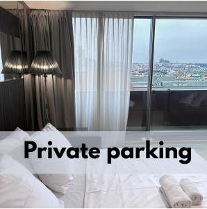 En eller flere senge i et værelse på City Central Krakovska Residence