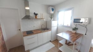 eine kleine Küche mit Spüle und Mikrowelle in der Unterkunft Villa Star in Agaete + 26 Fotos