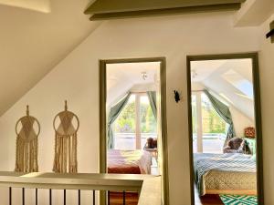 Кровать или кровати в номере Vulcan eco lodge retreat +102 фотографии