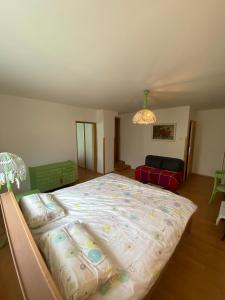 Ένα ή περισσότερα κρεβάτια σε δωμάτιο στο Cozy house with garden, gazebo and barbecue