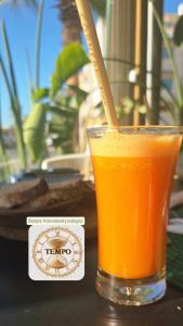 ein Glas Orangensaft mit einem Stiel darin in der Unterkunft Tempo B&B in Essaouira