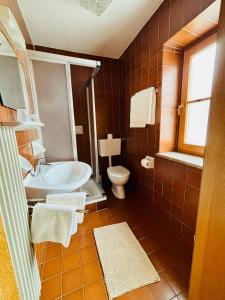 Ένα μπάνιο στο Garni Pineta