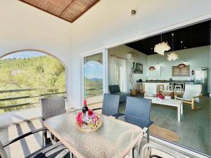 une salle à manger avec une table et des chaises dans l'établissement Elysian Hill Villa with private pool by DadoVillas, à Spartýlas