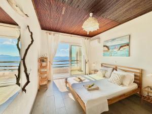une chambre avec un lit avec vue sur l'océan dans l'établissement Elysian Hill Villa with private pool by DadoVillas, à Spartýlas 43 autres photos