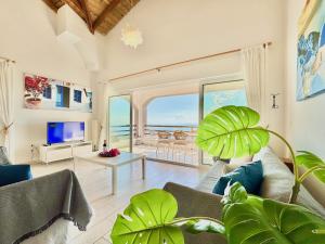 un salon avec vue sur l'océan dans l'établissement Elysian Hill Villa with private pool by DadoVillas, à Spartýlas