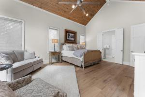 Dancing Bear Walk to Town في هايلاند: غرفة معيشة بها سرير وأريكة