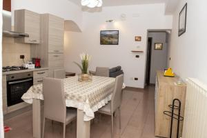 a kitchen and dining room with a table and chairs at Casa Piazza Garibaldi in Sulmona +10 photos