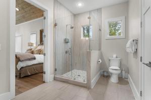 Dancing Bear Walk to Town في هايلاند: حمام مع دش ومرحاض وسرير +62 صورة