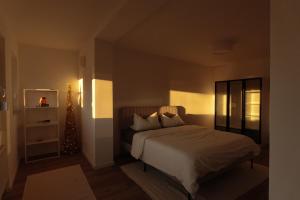 een slaapkamer met een bed en een kerstboom bij Konstanz Lakeside Apartment in Reichenau