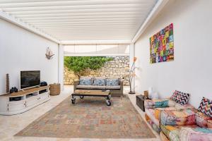 Μια τηλεόραση ή/και κέντρο ψυχαγωγίας στο Jean Luc Villa by PaxosRetreats