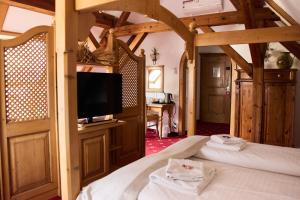 Μια τηλεόραση ή/και κέντρο ψυχαγωγίας στο Landhotel Traube +40 φωτογραφίες
