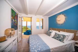 Ένα ή περισσότερα κρεβάτια σε δωμάτιο στο Jean Luc Villa by PaxosRetreats +16 φωτογραφίες