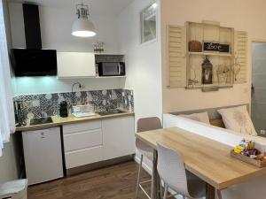 Køkken eller tekøkken på Chez Jean-Yves et Zoé - LE CARPE DIEM - Au calme, Très propre, Proche parkings