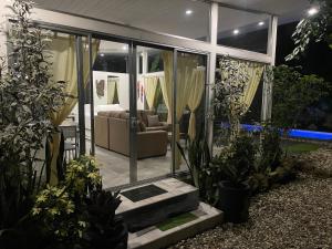 Κήπος έξω από το Villas Pura Vida