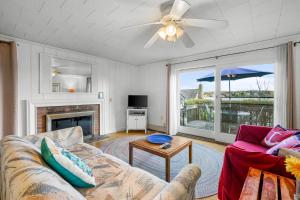 Μια τηλεόραση ή/και κέντρο ψυχαγωγίας στο 450 State Highway Eastham - Mate's Quarters