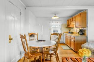 Η κουζίνα ή μικρή κουζίνα στο 450 State Highway Eastham - Mate's Quarters