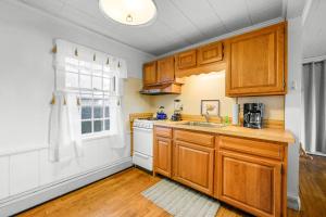 Η κουζίνα ή μικρή κουζίνα στο 450 State Highway Eastham - Mate's Quarters +34 φωτογραφίες