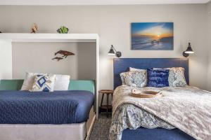 Un dormitorio con una cama y una mesita de noche al lado. en Oceanfront Studio - Ground Floor - Sleeps 4, en Lincoln City 32 fotos más