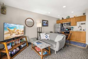 Una sala de estar con un sofá y una cocina. en Oceanfront Studio - Ground Floor - Sleeps 4, en Lincoln City