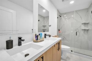 Ένα μπάνιο στο Damari Soto +15 φωτογραφίες