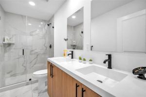 a bathroom with a sink and a toilet and a shower at Damari Soto in Florida City +15 photos