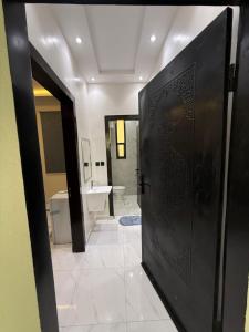 Ένα μπάνιο στο استديو المعتليه