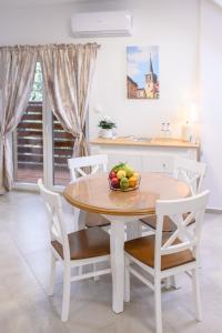 APARTAMENTY z GÓRSKIM KLIMATEM في دوشنيكي زدروي: طاولة غرفة الطعام مع وعاء من الفواكه عليها +48 صورة