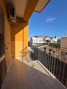 un balcone con vista sulla città di Domus Poppea - a 5 minuti da Pompei e parcheggio gratuito a Torre Annunziata