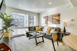 Χώρος καθιστικού στο 7 Mi to Park City Mtn! Multi-Level Unit with Balcony