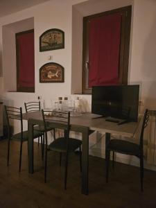 カステルフィダルドにあるA due passi dal centroのダイニングルーム(椅子、テレビ付)