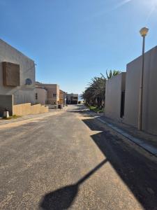 una sombra de una farola al costado de una carretera en langstrand apartment retreat !, en Langstrand