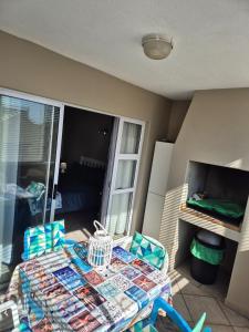 1 dormitorio con mesa y sillas en langstrand apartment retreat !, en Langstrand