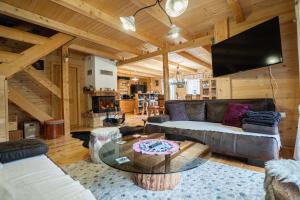 TV a/nebo společenská místnost v ubytování Brvnara Moj san - Log cabin My Dream
