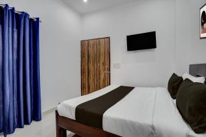 Μια τηλεόραση ή/και κέντρο ψυχαγωγίας στο Hotel O SGT University Road Formerly Budhera