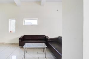 Χώρος καθιστικού στο Hotel O SGT University Road Formerly Budhera