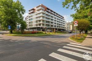 an empty street with a building on the side of the road at Apartments M&M, GRATIS parking, basen, sauna, siłownia in Kołobrzeg
