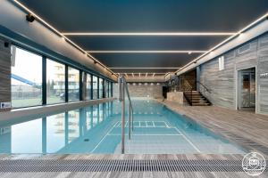 a swimming pool in a building at Apartments M&M, GRATIS parking, basen, sauna, siłownia in Kołobrzeg