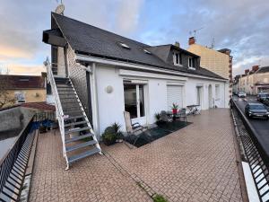 Το κτήριο όπου στεγάζεται  το διαμέρισμα