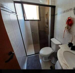 Koupelna v ubytování Your refuge in Canto do Forte, 1 block from the beach! + 7 fotografií