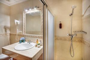 Ванная комната в Hotel Rural Cazorla Posada del Cordobés +25 фотографий