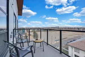 En balkon eller terrasse på Family Modern 1BR and Den Condo - Apartment with City View, Downtown, Balcony, Free Parking & In-Suite Laundry!