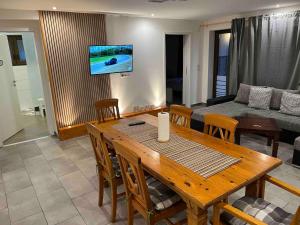 Μια τηλεόραση ή/και κέντρο ψυχαγωγίας στο Nordschleife Apartment A1 Für bis zu 10 Personen